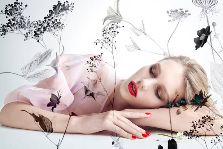 少女模特索菲亚·梅谢纳呈现Dior迪奥新季彩妆迷人风采